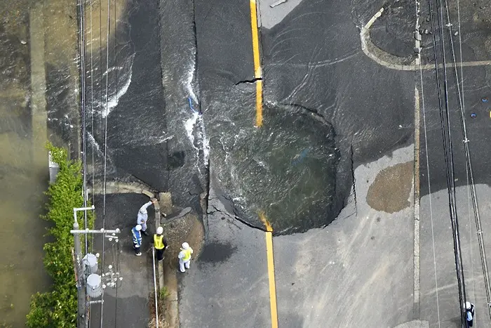 Трима загинали и над 300 ранени след земетресение в Япония (СНИМКИ)