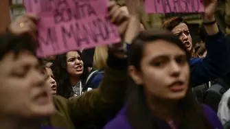 Хиляди на протест срещу леките присъди на изнасилвачи в Испания (СНИМКИ)