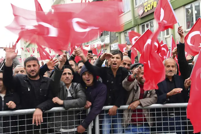 Турция иска ареста на 300 военни, били свързани с Гюлен