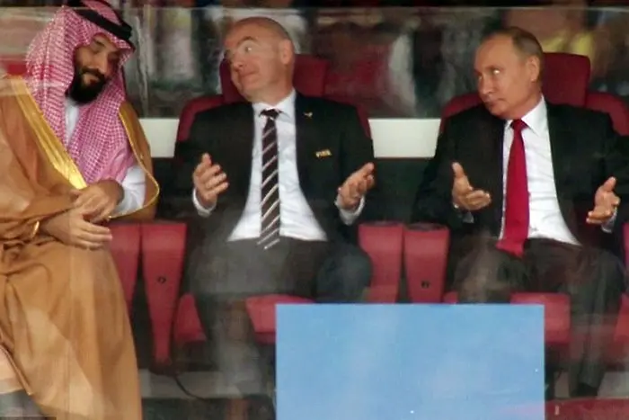 Путин окуражително подаде ръка на саудитския принц (СНИМКИ)