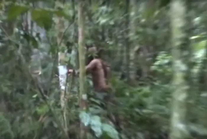 Индианец живее 22 години съвсем сам в джунглите на Амазония (ВИДЕО)