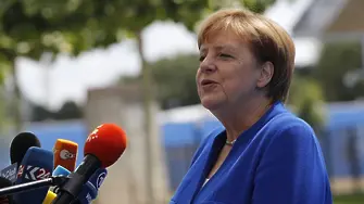 Меркел подкрепи Юнкер в спора с Орбан