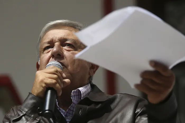 Новият мексикански президент си отряза заплатата наполовина