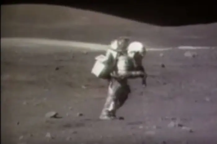 Смешно: как астронавтите падат на Луната (ВИДЕО)