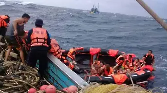 Над 20 удавени и десетки в неизвестност при преобръщане на корабче с туристи