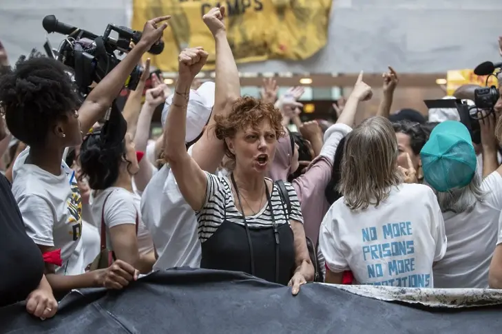 Сюзан Сарандън арестувана на анти-Тръмп протест 
