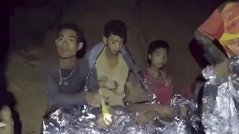 Учат блокираните в тайландска пещера деца да се гмуркат