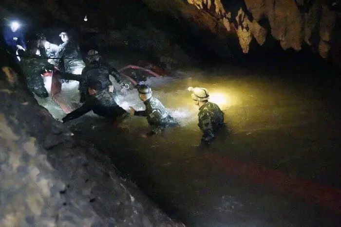 Започна операцията по спасяването на децата от пещерата в Тайланд