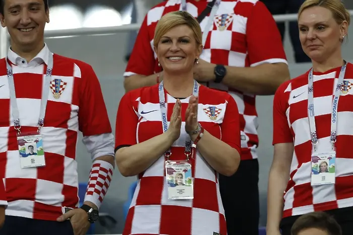 Президентът на Хърватия гледа своите сред феновете, не от ложата