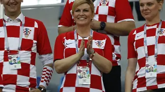 Президентът на Хърватия гледа своите сред феновете, не от ложата