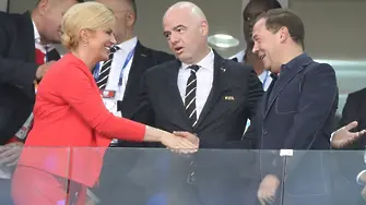 Президентката на Хърватия пее патриотични песни с отбора (ВИДЕО)