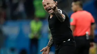 Треньорът на Аржентина се извини, защити Меси
