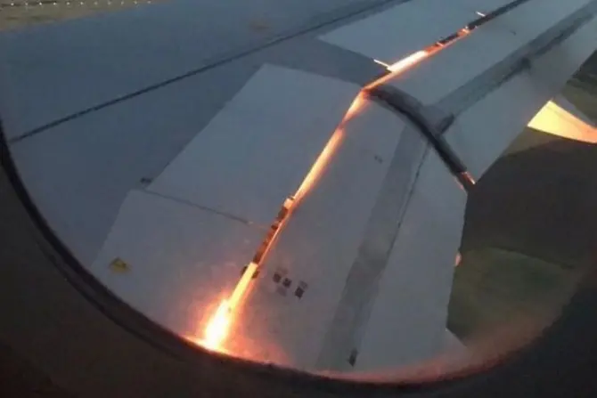 Пламъци в самолета уплашиха саудитците (ВИДЕО)