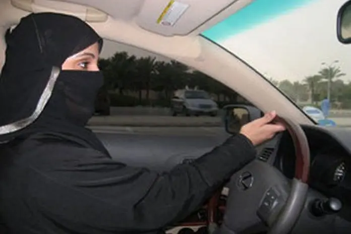 Жените в Саудитска Арабия подкарват коли от неделя (ВИДЕО)