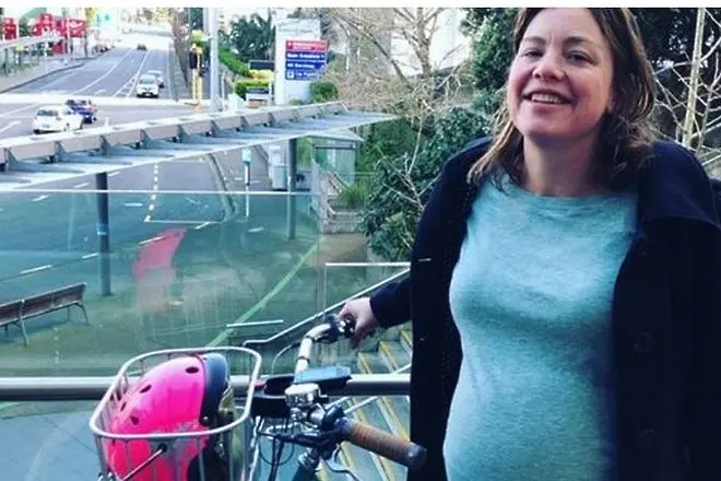 Министърката с колелото роди момиченце