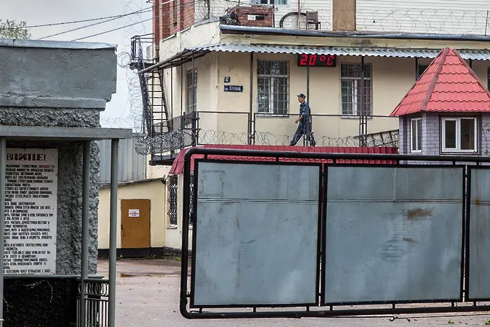 Клип с побой над затворник скандализира руските правозащитници (ВИДЕО 18+)