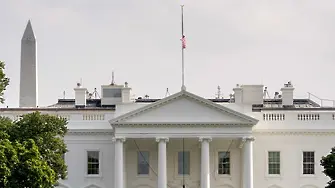 Знамето на Белия дом - нагоре-надолу за Маккейн (ВИДЕО)