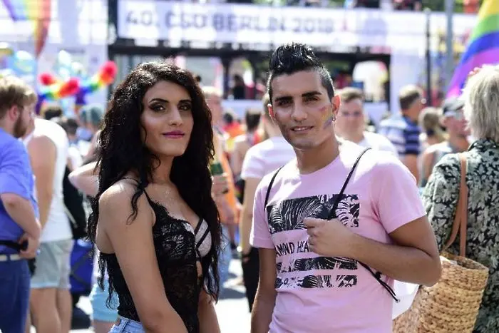 Транссексуална сирийка стана звезда на гейпарад в Берлин