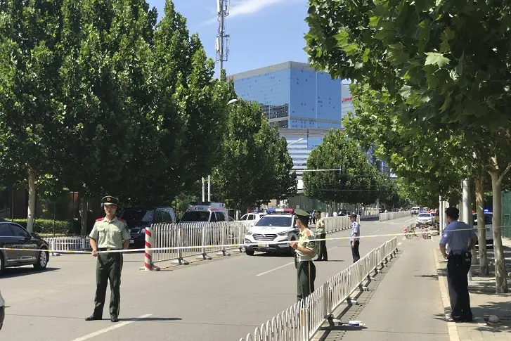 Самоделна бомба избухна пред посолството на САЩ в Пекин (СНИМКИ)