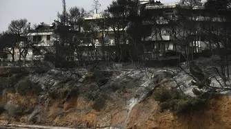 Гърция събаря над 3 000 незаконни строежа в опожарената Атика