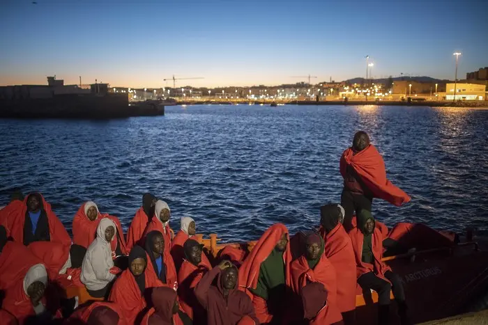 Мигранти от Африка заливат Испания. Вижте как (ВИДЕО)