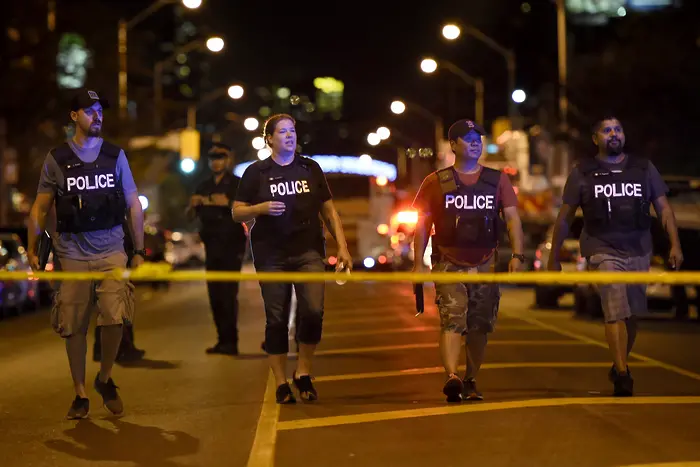 Двама убити, 12 ранени при стрелба в Торонто