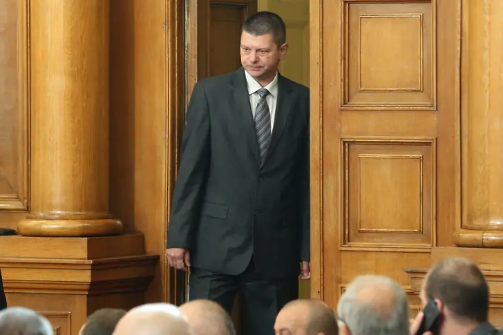 С много политиканстване Красимир Влахов бе избран за съдия в КС
