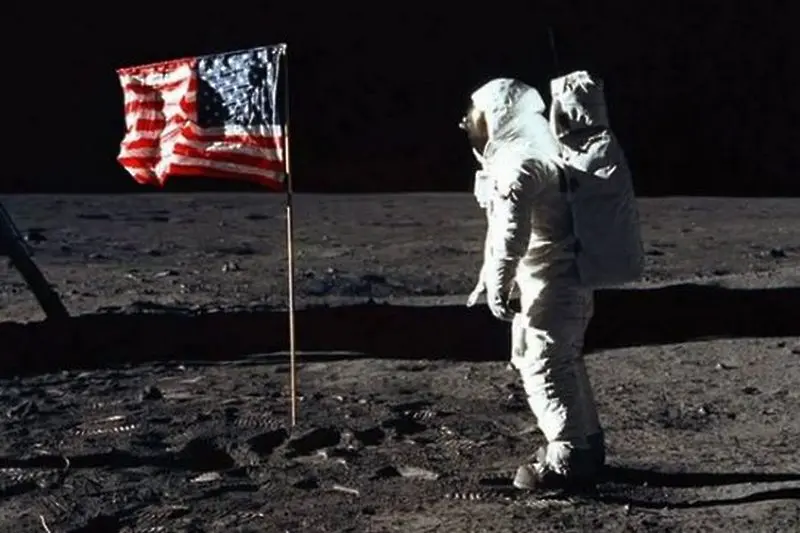 Какви патриоти сте, щом липсва американският флаг на Луната?!