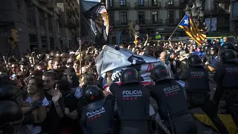 Сблъсъци в Барселона между сепаратистите и полицията (СНИМКИ)