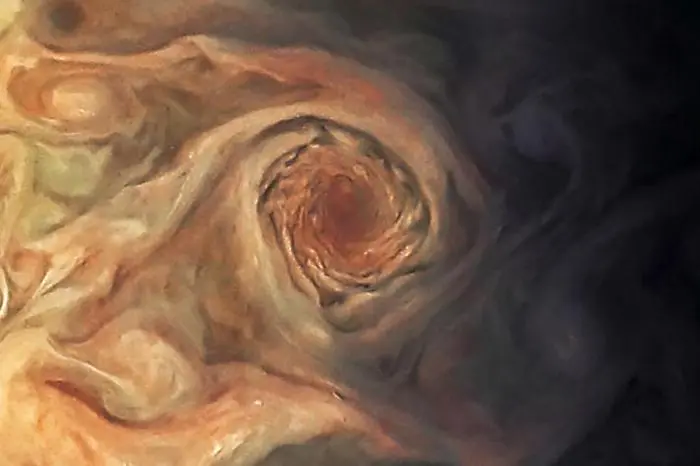 Учени идентифицираха загадъчна структура на Юпитер