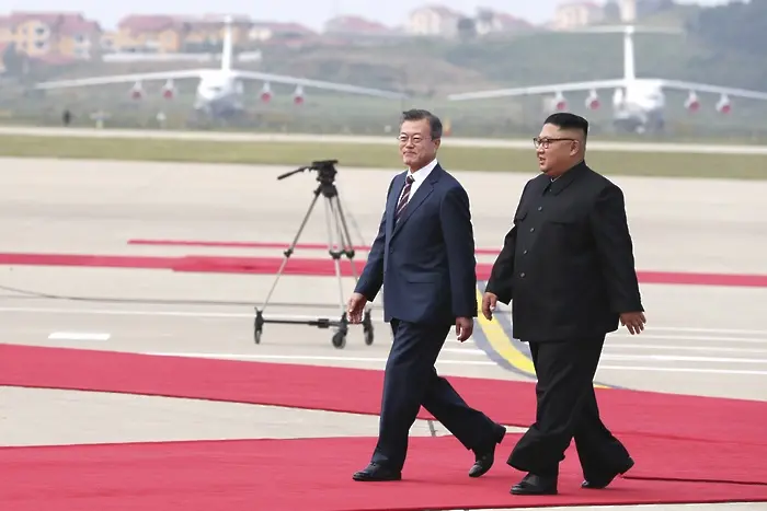 Лидерите на Кореите - заедно на парад в Пхенян