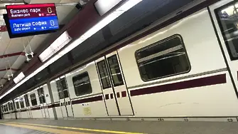 Жена на релсите спря метрото на 