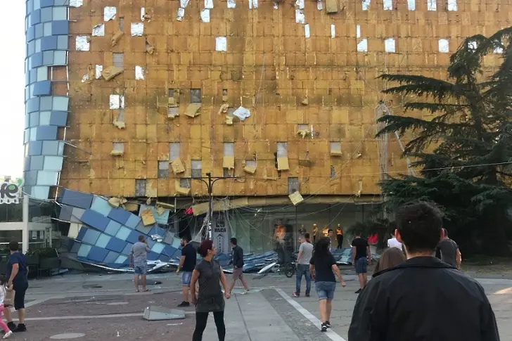 Бурята събори фасадата на мол в Благоевград