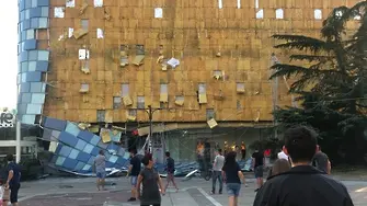 Бурята събори фасадата на мол в Благоевград