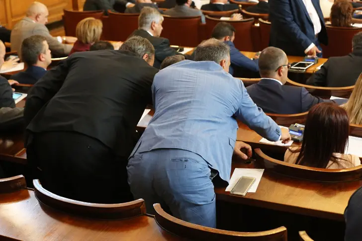 Приел-предал в парламента (В СНИМКИ)