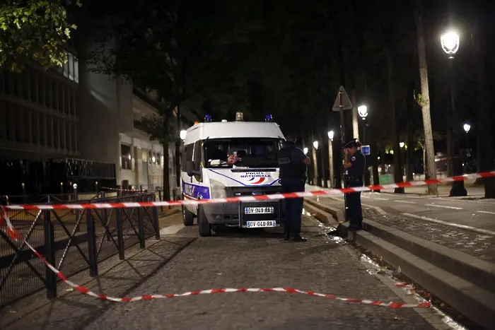 Афганистанец мушка с нож туристи в Париж. Ранява седем