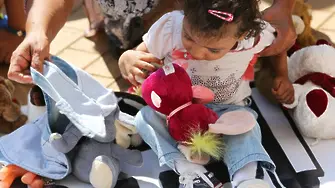 Деца сираци с месечна помощ от догодина