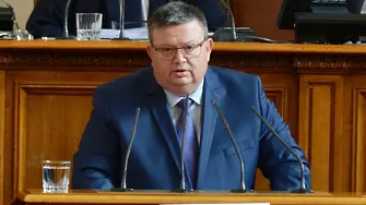 Цацаров на изненадващо посещение в парламента. Случайно ли е?