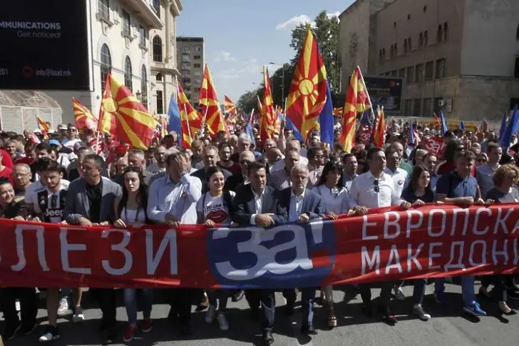 Митинг - и контрамитинг, в Македония за името