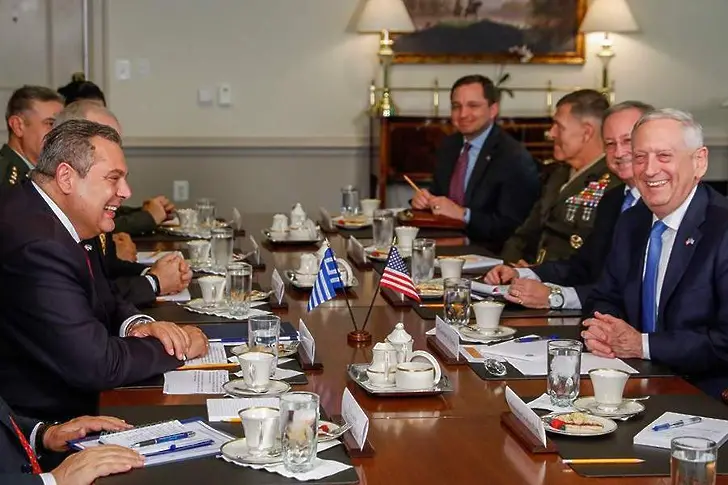 Какви ги върши гръцкият военен министър в САЩ