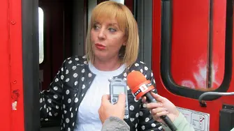 Драмата с колата на Манолова продължава: Слави Трифонов предлага помощ, тя отказва и хваща влака