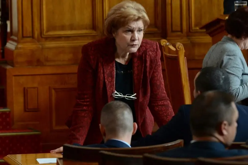 Към Менда Стоянова: Не действате като депутат, а като застраховател