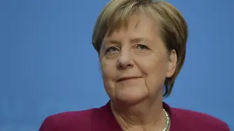 Меркел казва, че е готова да работи с всеки нов лидер на партията й 