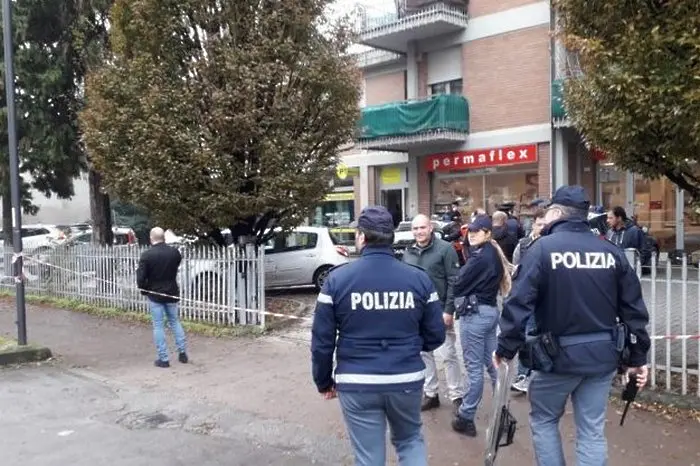 Мафиот държи заложници в италианска поща (ВИДЕО)