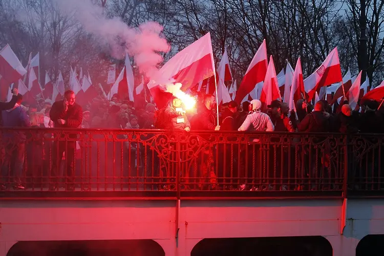 Гориха знамето на ЕС на шествие в Полша