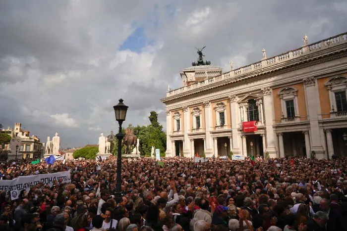 Хиляди римляни на протест срещу дупки и лош градски транспорт