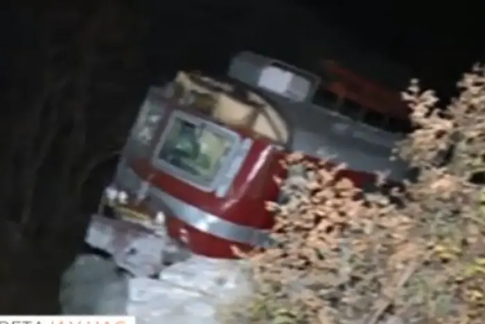 Скала удари влак, осем души пострадаха