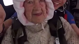 102-годишна баба стана най-възрастният парашутист (ВИДЕО)