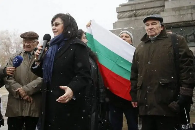 Пенсионери протестират пред парламента. Заедно с Корнелия Нинова (СНИМКИ)