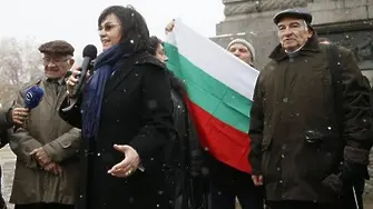 Пенсионери протестират пред парламента. Заедно с Корнелия Нинова (СНИМКИ)